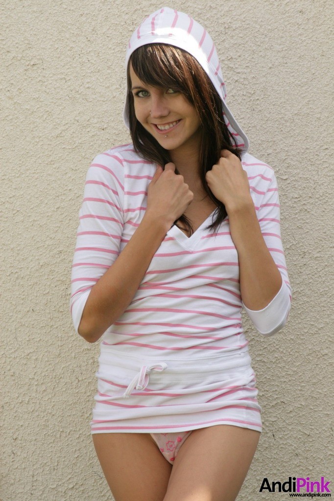 Sonriente chica joven en sudadera con capucha al aire libre
 #78613735