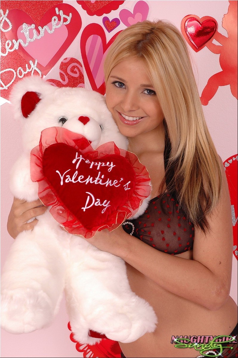 Sandy streift für Valentinstag
 #73958908