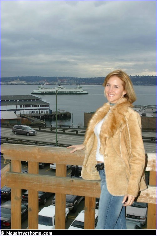 Desiraeposando desnuda junto a una ventana de un rascacielos
 #67679148