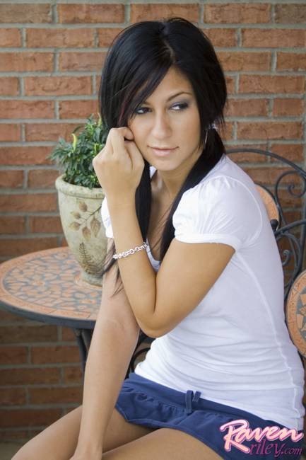 Raven riley se siente juguetona en el porche
 #74998388