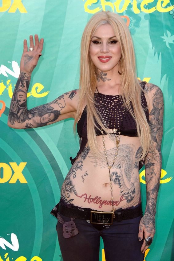 Tätowierte Berühmtheit kat von d zeigt ihren schönen nackten Arsch
 #75379731