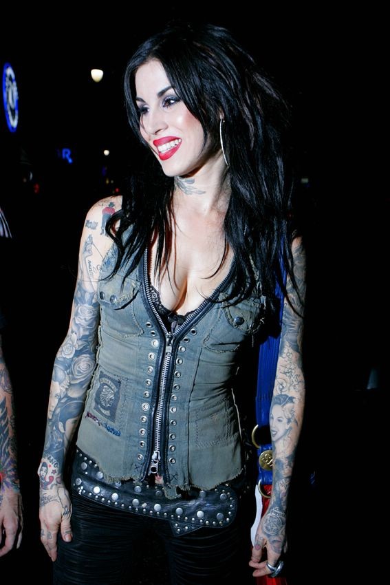 Tätowierte Berühmtheit kat von d zeigt ihren schönen nackten Arsch
 #75379754