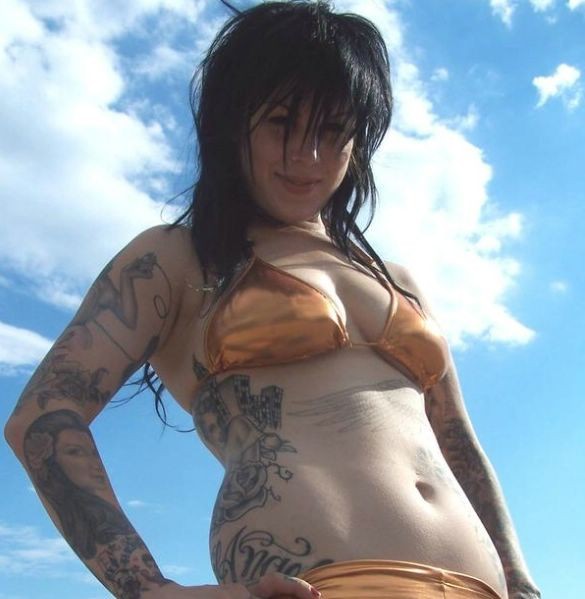 Celebrità tatuata kat von d che mostra il suo bel culo nudo
 #75379805