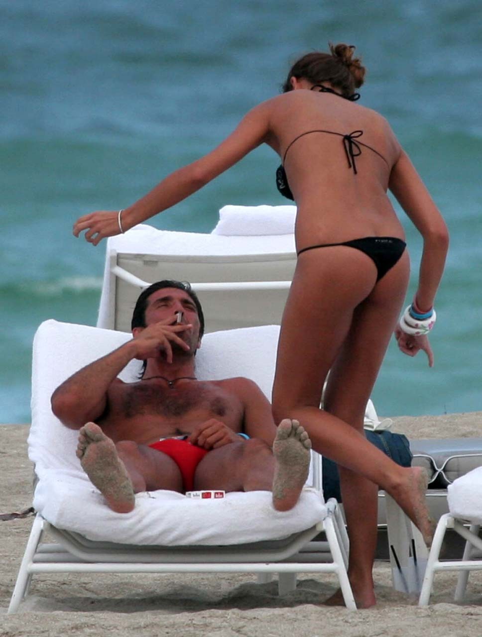 Alena seredova chevauchant un homme sur la plage et exposant ses gros seins en photo paparazzi
 #75320123