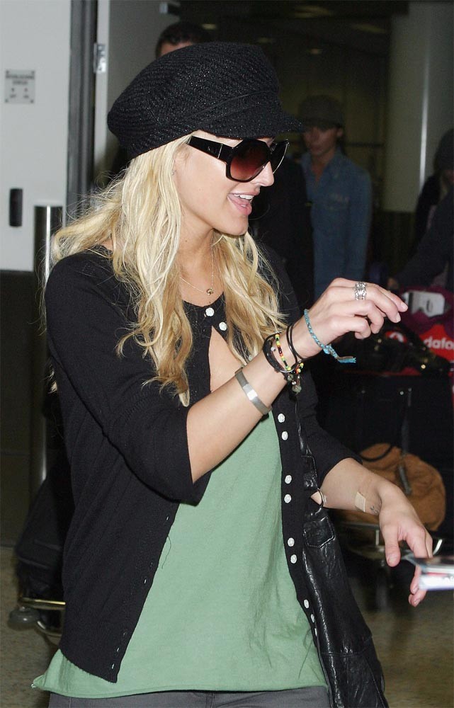 Ashlee simpson exposant sa jupe haute photos
 #75434360