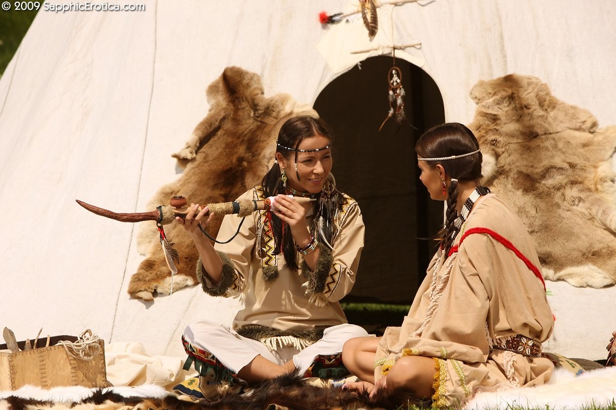 Mignonnes amérindiennes lapant des culs et doigtant des chattes près d'un tipi.
 #73634427