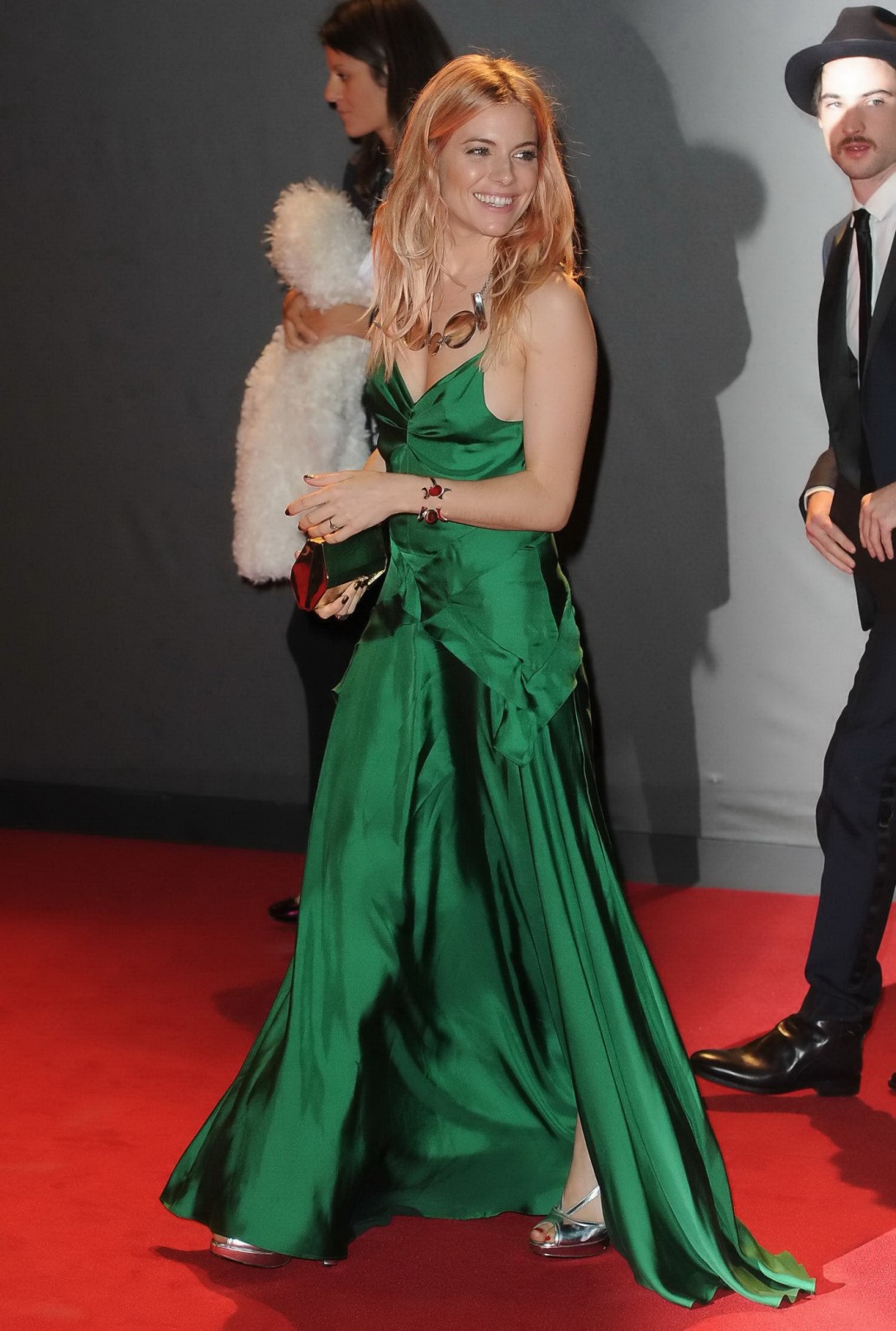 Sienna Miller mostra un'enorme scollatura senza reggiseno in un abito verde ad alto spacco al 2013
 #75211502