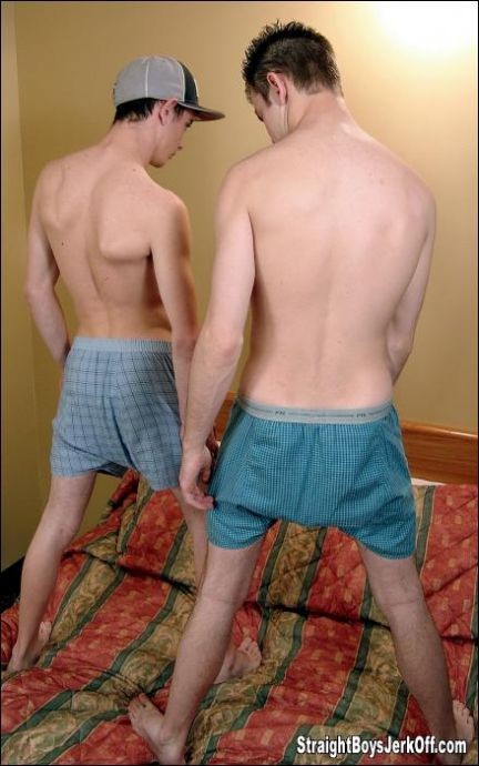 Estudiante de belleza posando eróticamente y mostrando sus comodidades
 #76999195