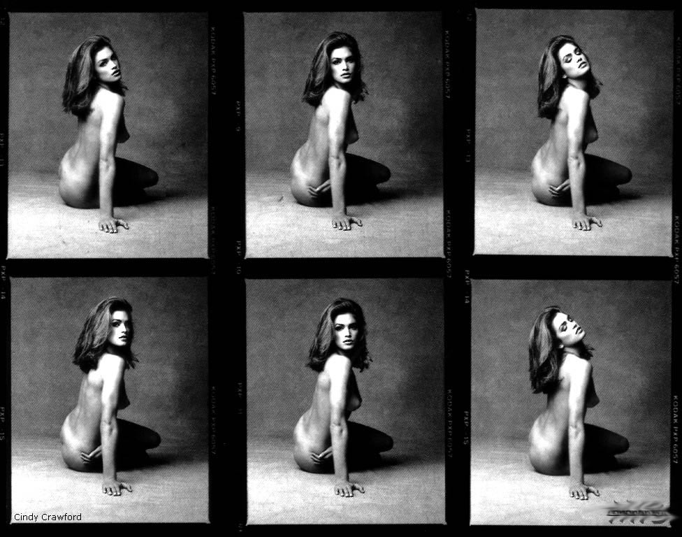 Cindy Crawford posant et dévoilant ses fesses sexy.
 #75392319