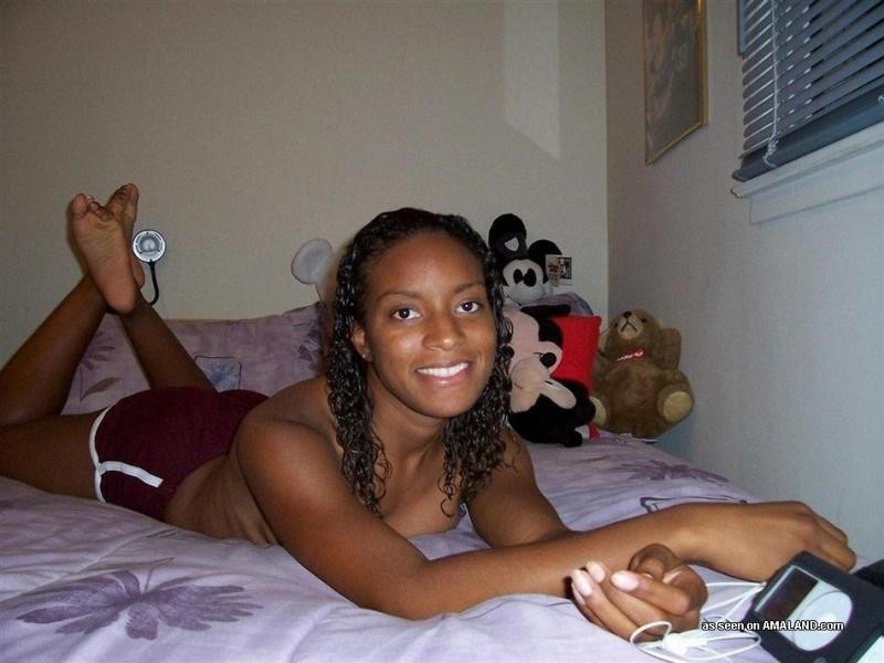 裸になってマンコを指で触るエボニーの女の写真集
 #75776889