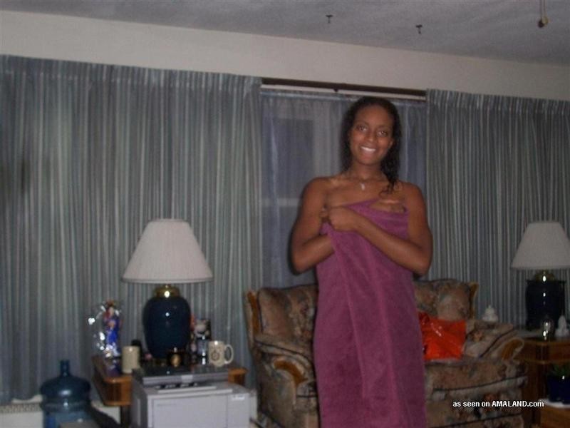 Ebony coed spoglia e dita la sua fica in collezione di foto
 #75776901