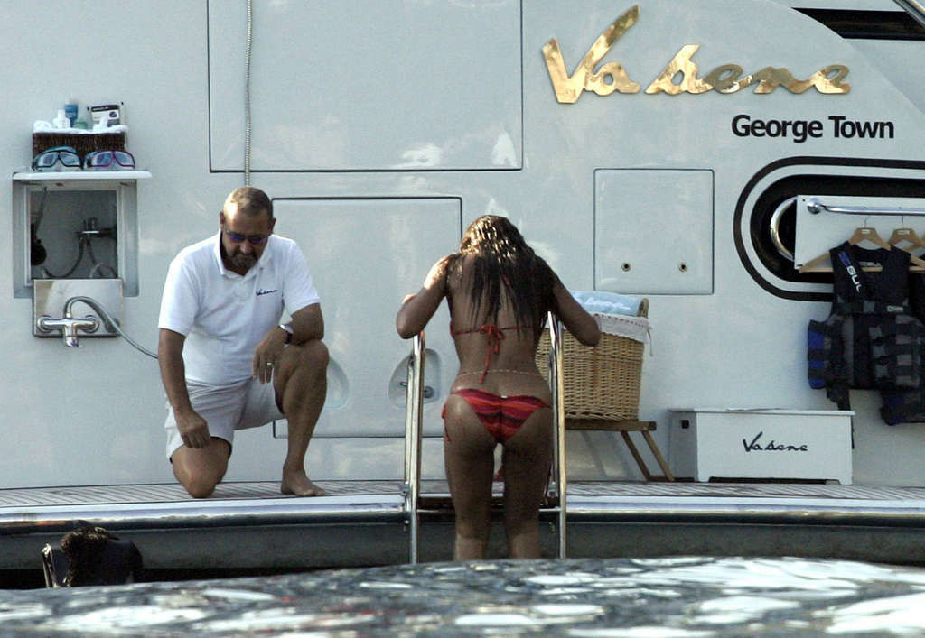 Beyonce Knowles showing her sexy ass and hot body in bikini #75352080