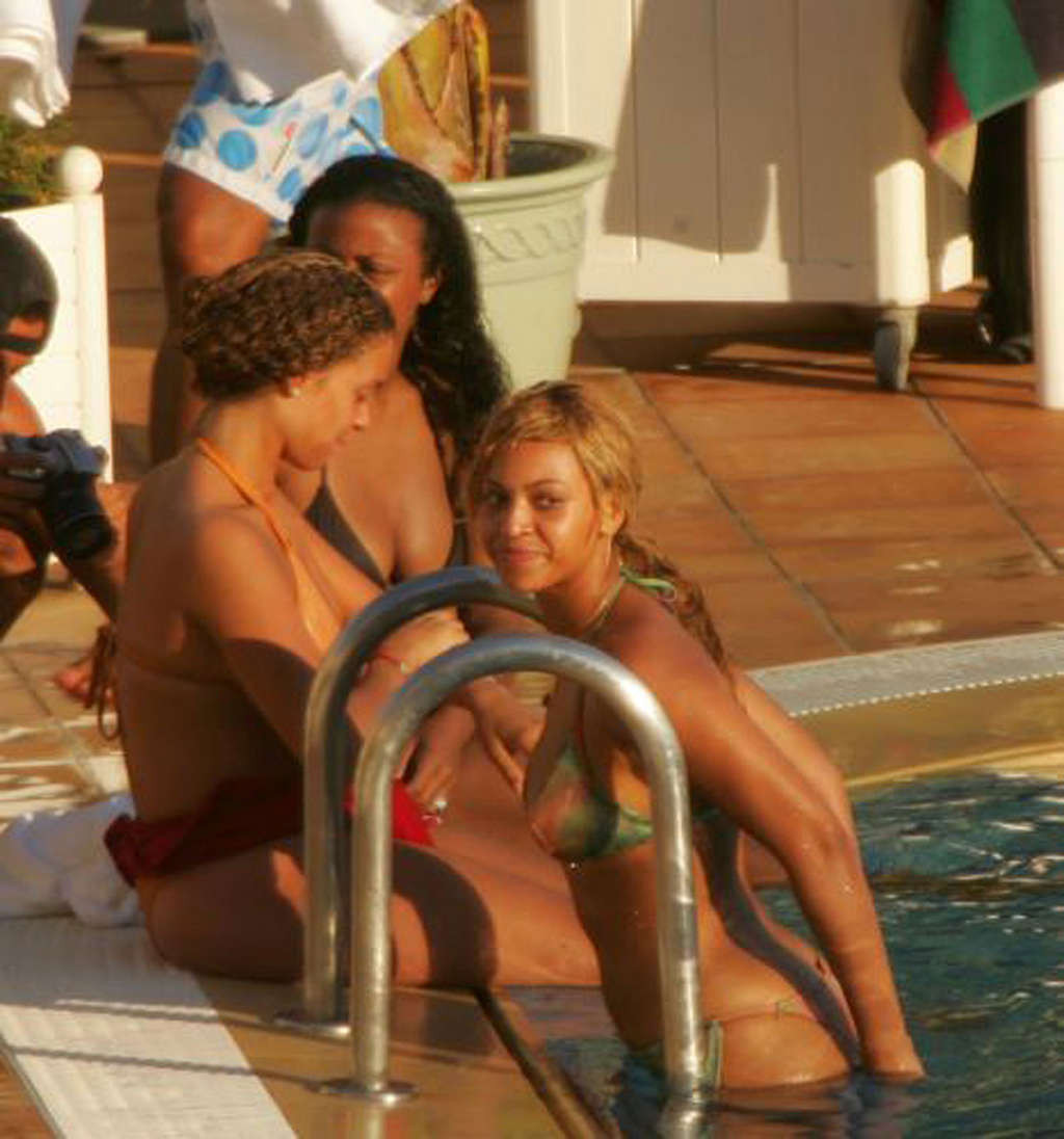 Beyonce knowles mostrando su culo sexy y cuerpo caliente en bikini
 #75352107