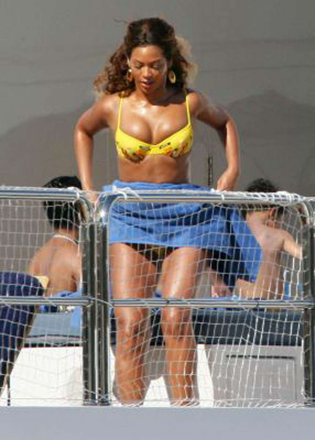 Beyonce knowles mostrando su culo sexy y cuerpo caliente en bikini
 #75352151