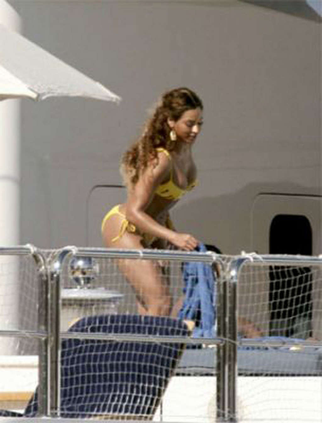 Beyonce Knowles showing her sexy ass and hot body in bikini #75352170