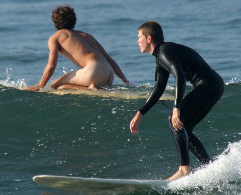 Heißer Hunk beim Surfen in der Nacktheit
 #76943885