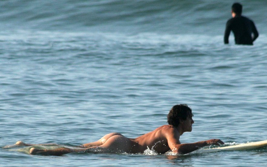 Heißer Hunk beim Surfen in der Nacktheit
 #76943919