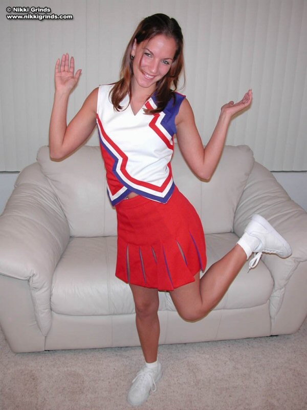 Nikki strippt von einer heißen Cheerleader-Uniform
 #67857283