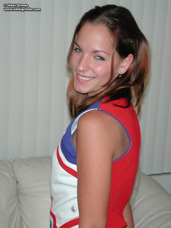 Nikki strippt von einer heißen Cheerleader-Uniform
 #67857298