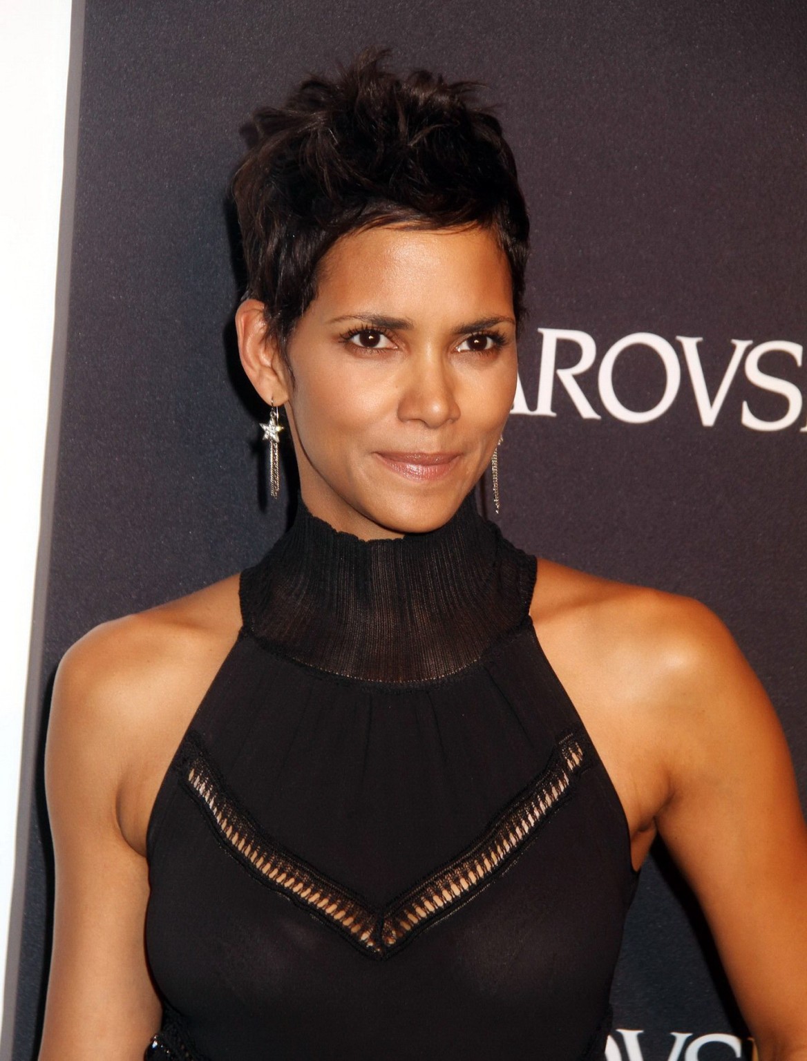 Halle berry che mostra le sue curve in abito nero aderente alla pelle a swarovski elemen
 #75332300