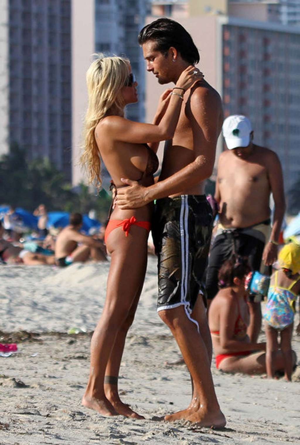 Shauna sabbia guardando sexy in bikini e topless sulla spiaggia scatti paparazzi
 #75336421
