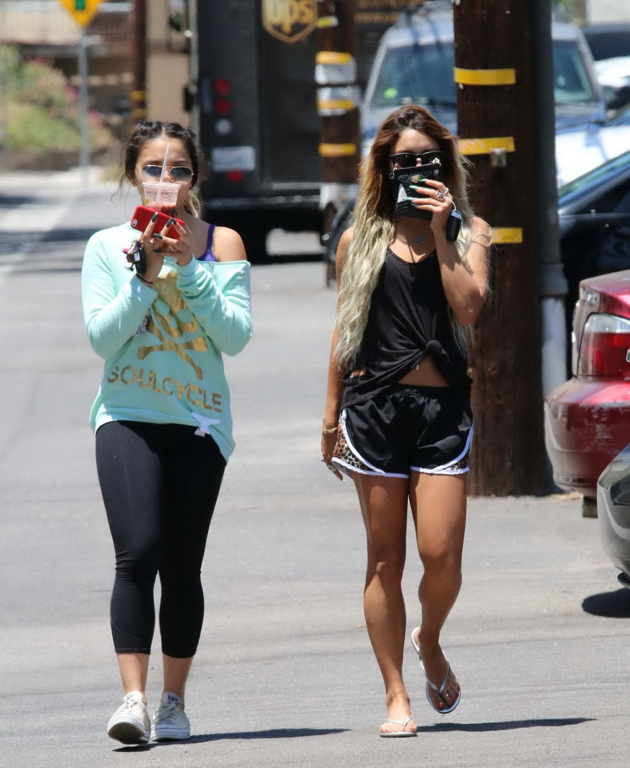 Vanessa hudgens seethrough al reggiseno e leggy con sua sorella fuori in studio city
 #75194752