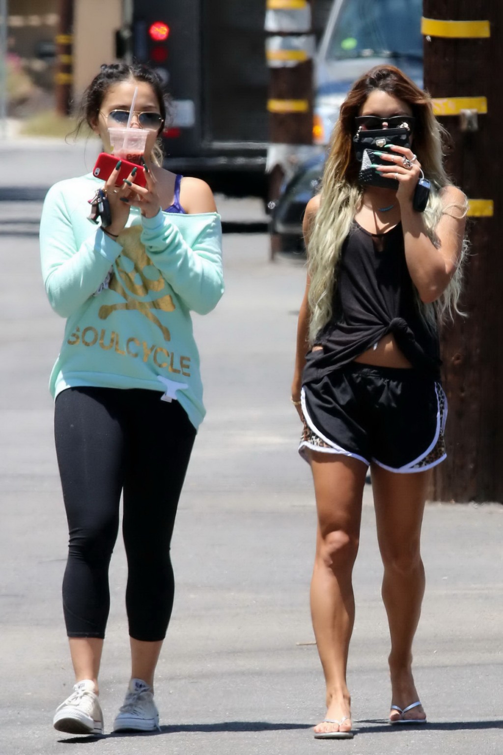 Vanessa hudgens seethrough al reggiseno e leggy con sua sorella fuori in studio city
 #75194766