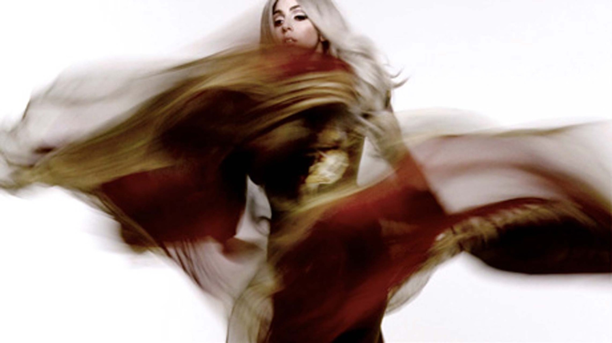 Lady Gaga posant toute nue pour un magazine et en haut transparent pour des photos de paparazzi.
 #75335295