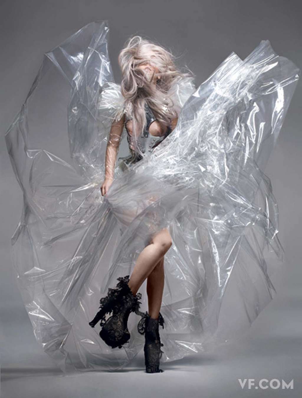 Lady Gaga posant toute nue pour un magazine et en haut transparent pour des photos de paparazzi.
 #75335312