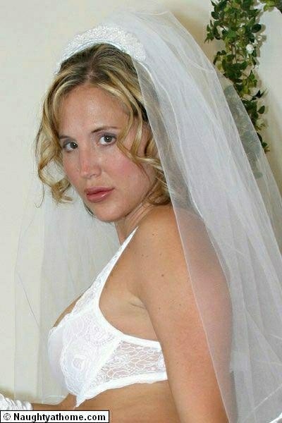 Desirae spencer se déshabille en lingerie de mariage
 #78314302