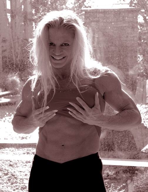 Des femmes bodybuilders montrent leurs muscles
 #71015596