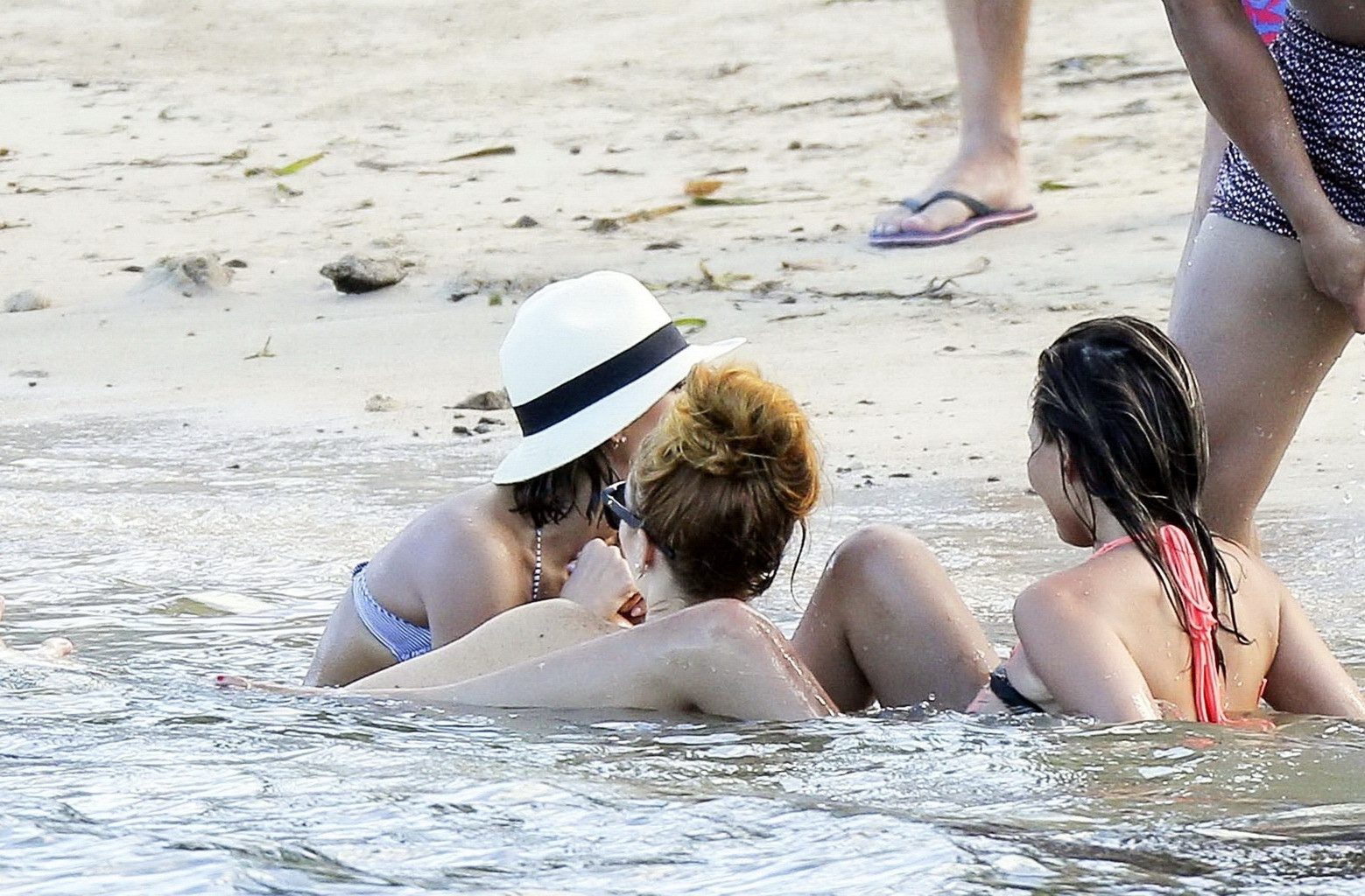 Chrissy teigen mostrando su cuerpo en bikini en el caribe
 #75169324