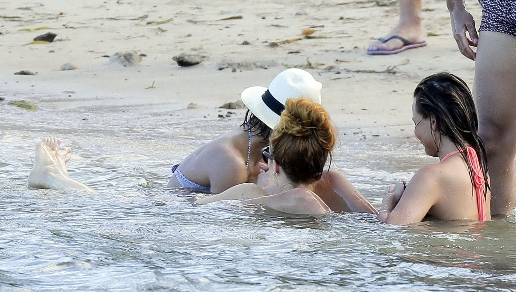 Chrissy teigen mostrando su cuerpo en bikini en el caribe
 #75169433
