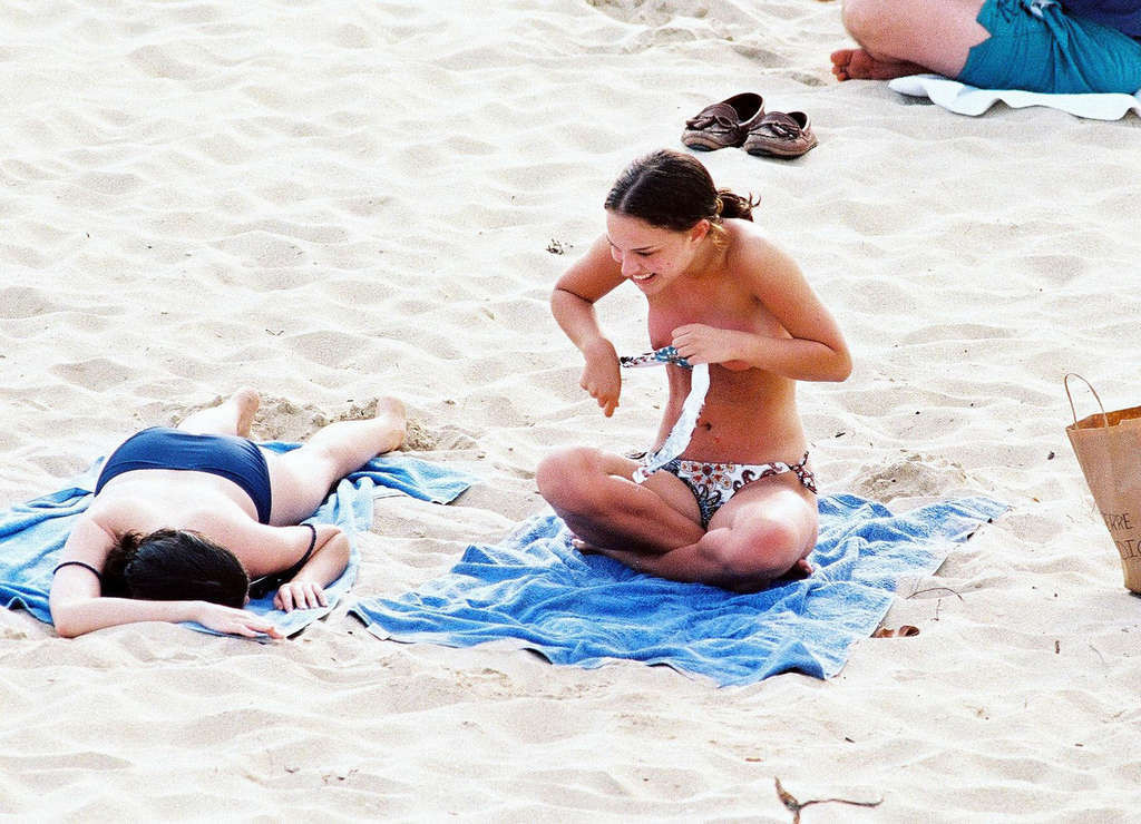 Natalie portman exposant ses jolis seins sur la plage et posant en bikini paparazzi p
 #75367797