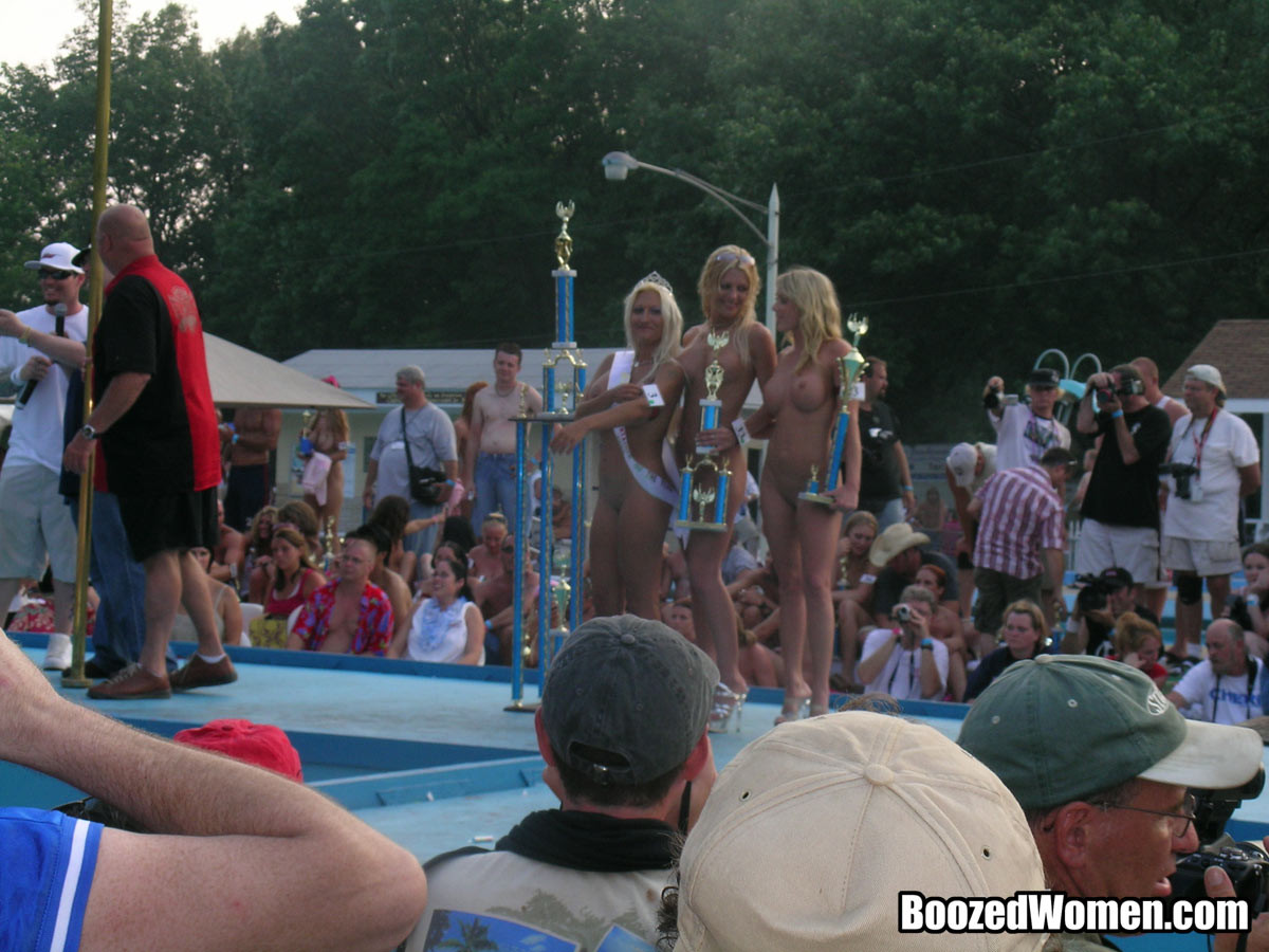 Chicas borrachas divirtiéndose en un espectáculo público
 #78913075