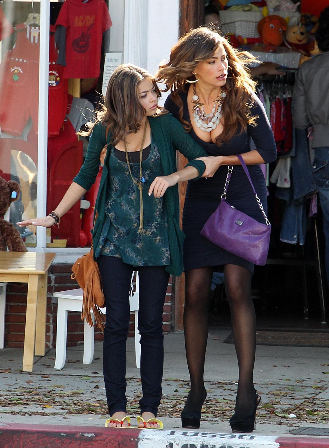 Sofia vergara mostrando un enorme escote en el set de 'modern family
 #75283134