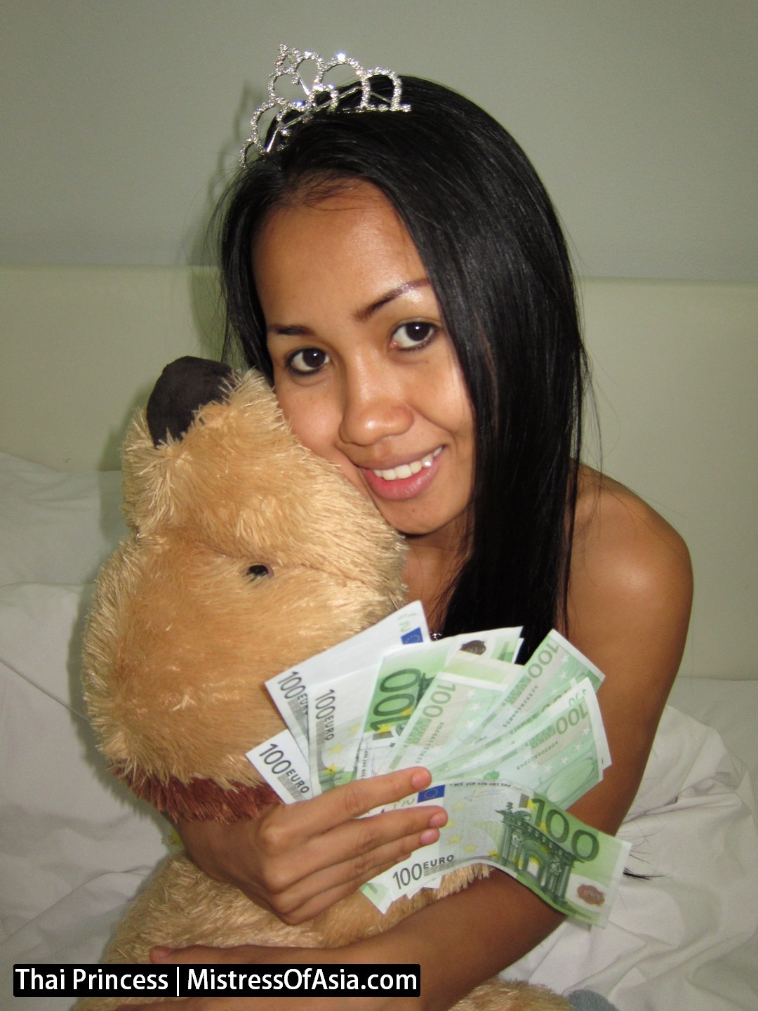 Une princesse thaïlandaise domine des hommes faibles pour de l'argent
 #69766398