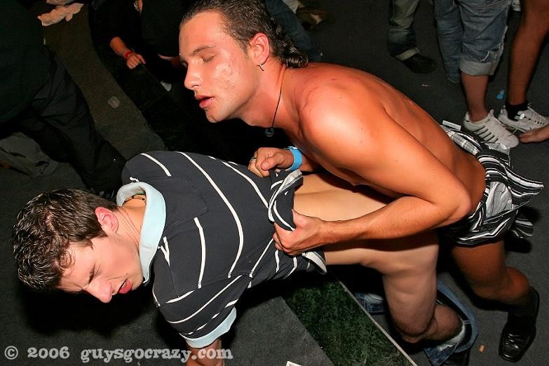 Gehängte Kerle, die hirnlos gefickt werden, bei einem cumsplattering gay shagathon #76994943
