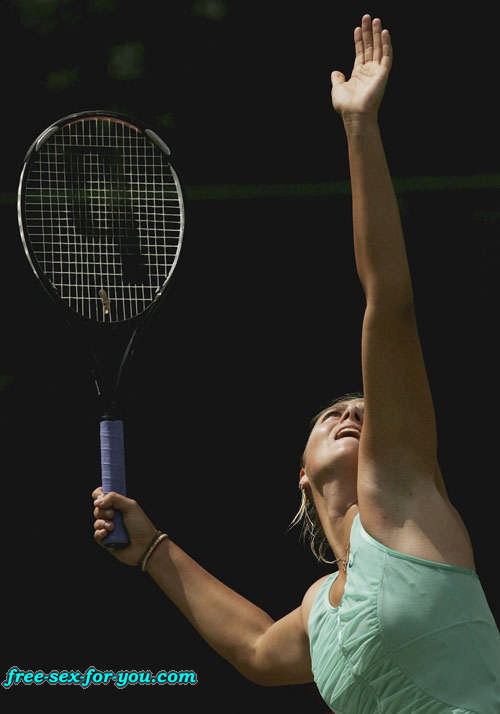 Maria Sharapova en mini-jupe et presque un téton qui glisse sur le court.
 #75433461