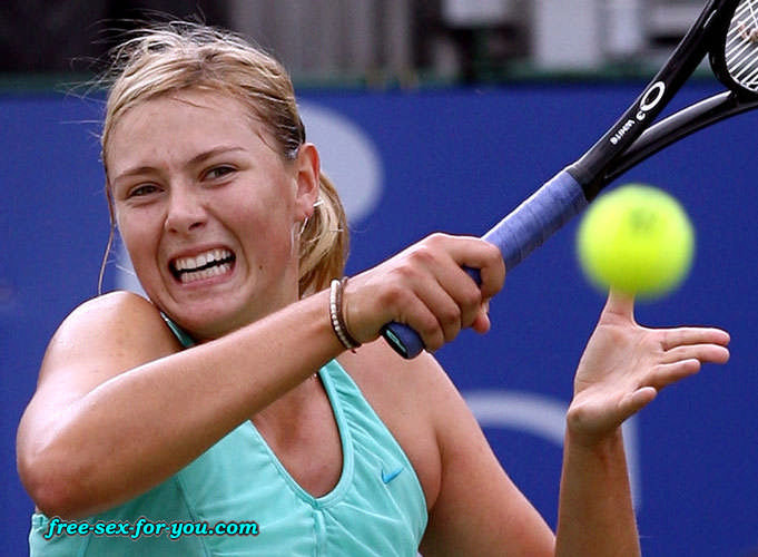 Maria sharapova se sube la falda y casi se resbala el pezón en la cancha #75433500