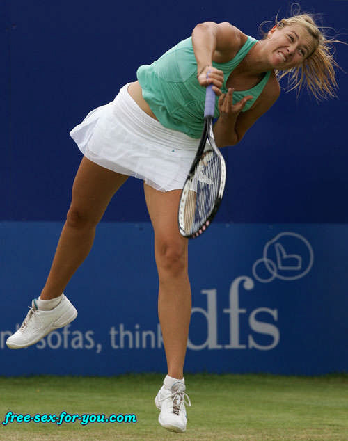 Maria Sharapova en mini-jupe et presque un téton qui glisse sur le court.
 #75433525