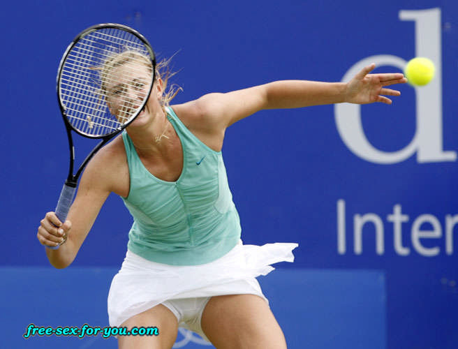 Maria Sharapova en mini-jupe et presque un téton qui glisse sur le court.
 #75433532