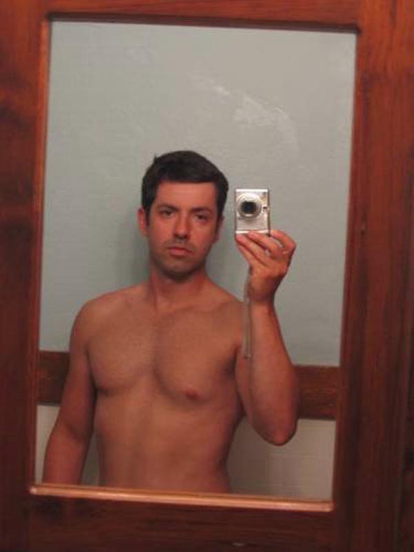 Amateur-Selfie-Shooter zeigt nackten Körper
 #76946093