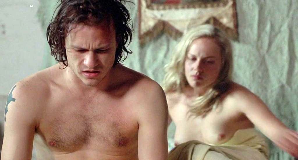 Abbie Cornish che espone le sue belle grandi tette e con ragazzo nudo in bagno
 #75336149