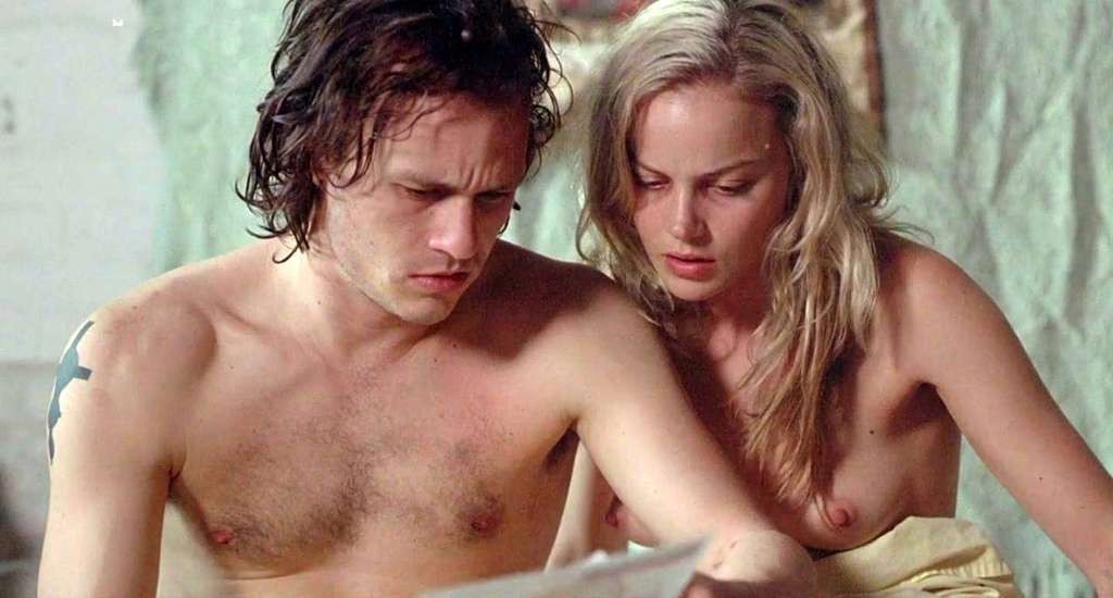 Abbie Cornish che espone le sue belle grandi tette e con ragazzo nudo in bagno
 #75336155