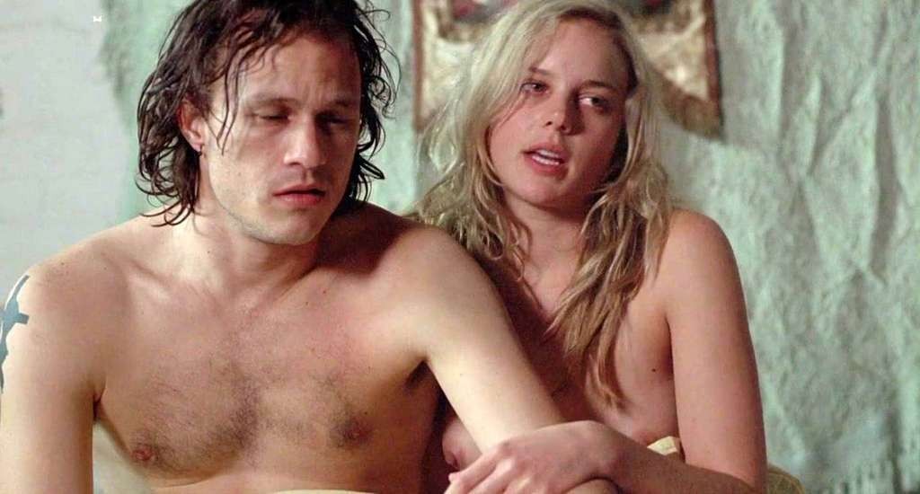 Abbie cornish exposant ses gros seins et avec un homme nu dans la salle de bain.
 #75336160