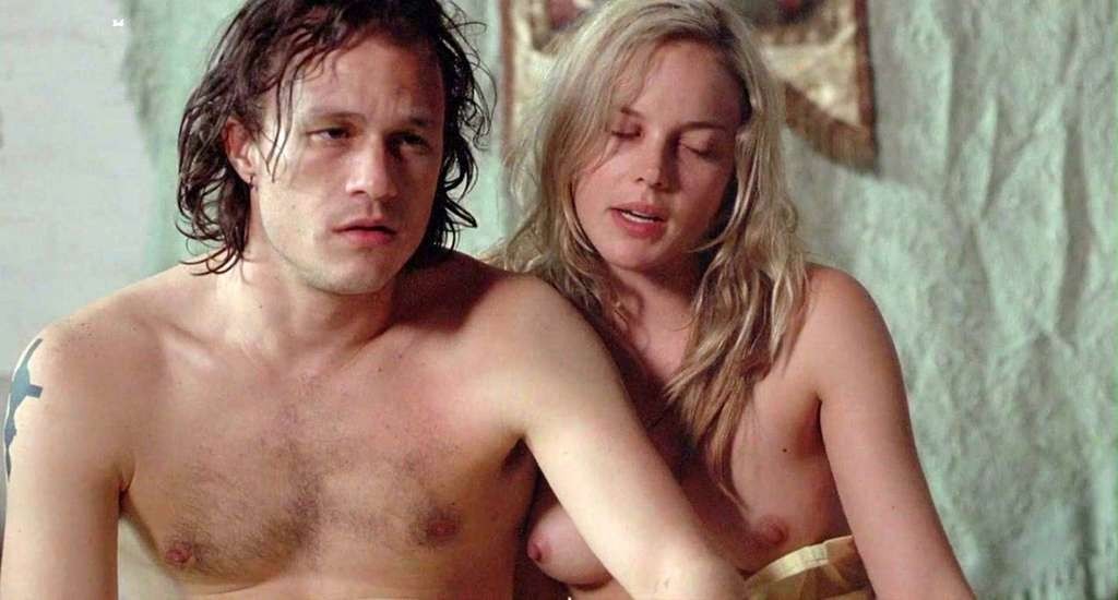 Abbie Cornish che espone le sue belle grandi tette e con ragazzo nudo in bagno
 #75336167