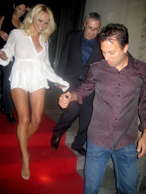 Pamela Anderson mostrando figa e tette in abito seethru
 #75418467