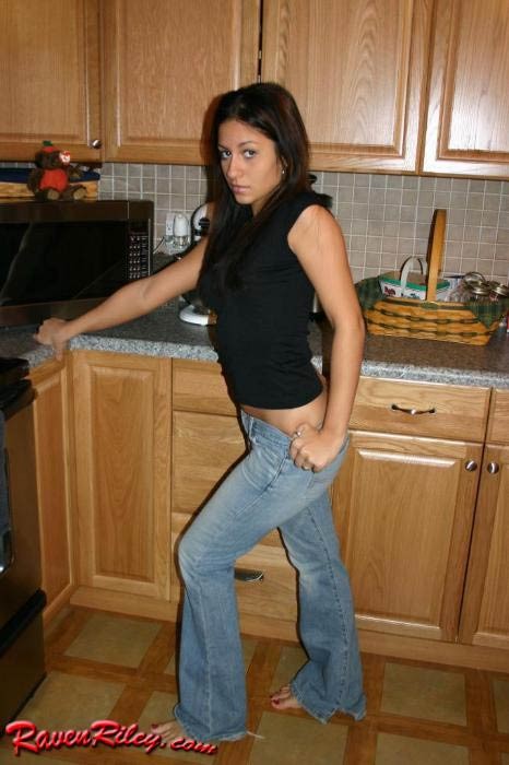 Mädchen zieht ihre Jeans aus, während sie neckt
 #75100970