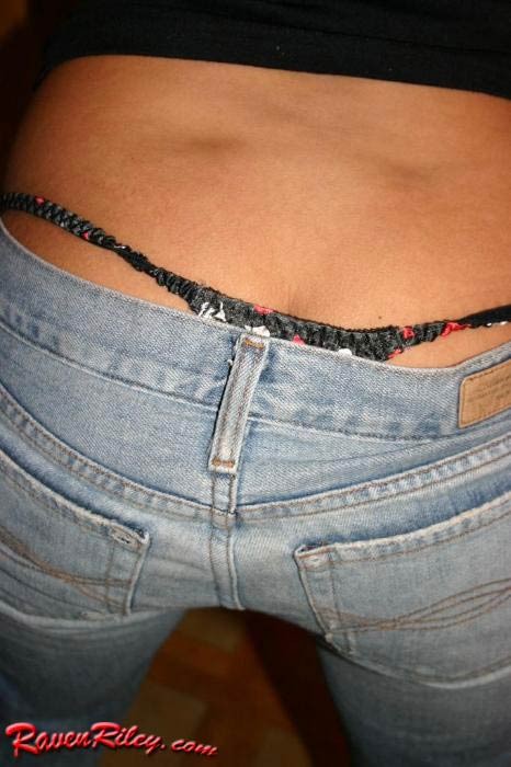 Mädchen zieht ihre Jeans aus, während sie neckt
 #75101022